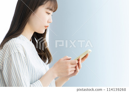 操作智慧型手機的女商人的簡介 操作智慧型手機的女商人的簡介 114139268