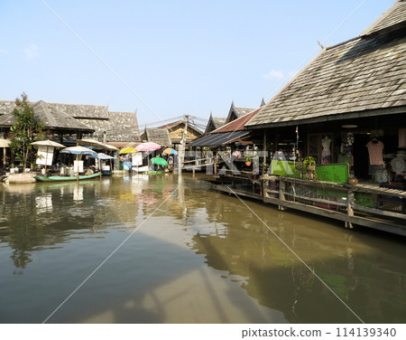 Pattaya Floating Market Bustling with Commerce and Culture" 114139340