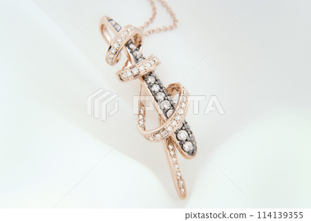 Elegant Rose Gold Pendant Necklace with Diamonds 114139355