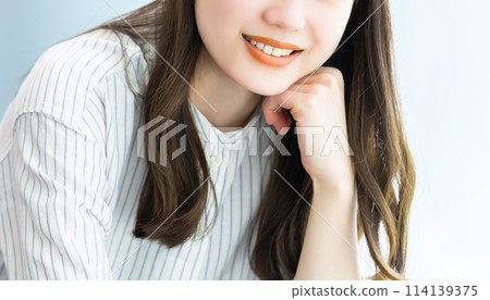 一位面帶微笑、下巴靠在背上的年輕女子 一位面帶微笑、下巴靠在背上的年輕女子 114139375