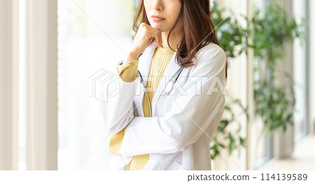 A female medical staff member thinking 114139589