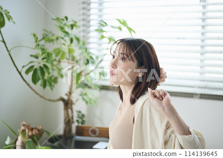 20多歲的女子醒來在床上伸展身體 114139645