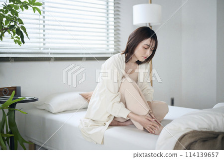 20多歲的女人在床上按摩腳 20多歲的女人在床上按摩腳 114139657