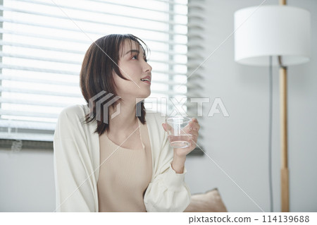 20多歲女子躺在床上喝水 114139688