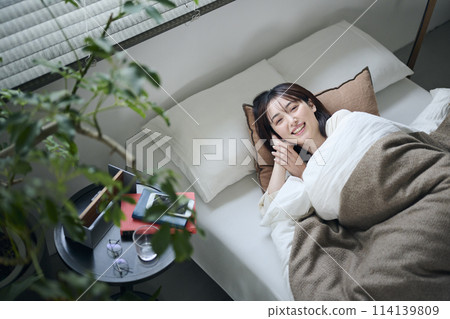 二十多歲的女人躺在床上 114139809