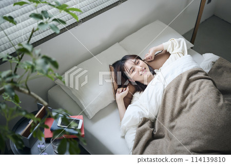 Women in their twenties lying in bed 114139810