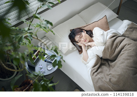 Women in their twenties sleeping in bed Women in their twenties sleeping in bed 114139818