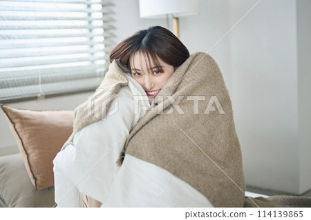 早上，20 多歲的女子裹著蒲團躺在床上 114139865