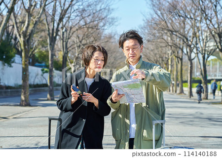 Man and woman lost with suitcases Man and woman lost with suitcases 114140188