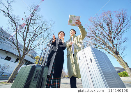 一個男人和一個女人帶著行李箱迷路了 一個男人和一個女人帶著行李箱迷路了 114140198