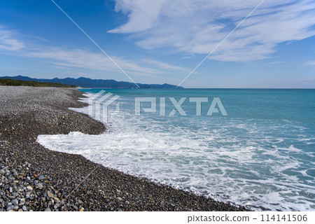 白色波浪的海岸線七裡見浜交流海灘(三重縣熊野灘) 白色波浪的海岸線七裡見浜交流海灘(三重縣熊野灘) 114141506