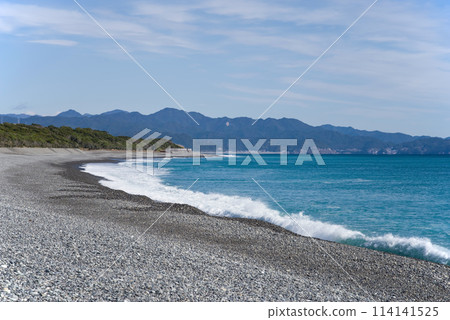 白色波浪的海岸線七裡見浜交流海灘（三重縣熊野灘） 114141525