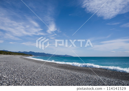 白色波浪的海岸線七裡見浜交流海灘（三重縣熊野灘） 114141529