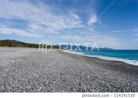 白色波浪的海岸線七裡見浜交流海灘（三重縣熊野灘） 114141530