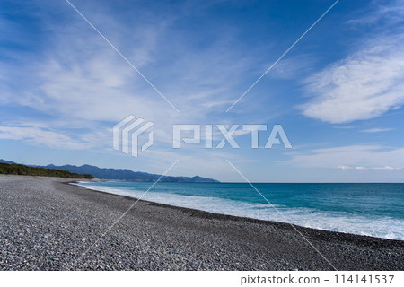 白色波浪的海岸線七裡見浜交流海灘（三重縣熊野灘） 114141537