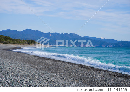 白色波浪的海岸線七裡見浜交流海灘(三重縣熊野灘) 白色波浪的海岸線七裡見浜交流海灘(三重縣熊野灘) 114141539