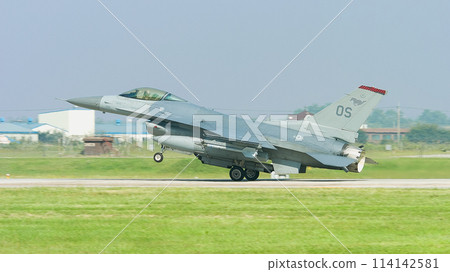 US Air Force F-16 Fighting Falcon landing US Air Force F-16 Fighting Falcon landing 114142581