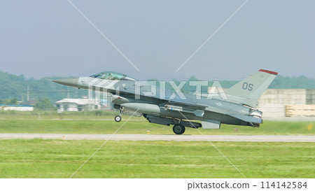 US Air Force F-16 Fighting Falcon landing 114142584