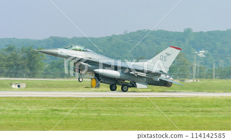 美國空軍F-16戰隼著陸 美國空軍F-16戰隼著陸 114142585