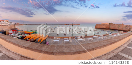 Panoramic view of the city beach and the bay of Cadiz at dawn. 114143258