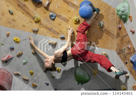 girl climbing up the wall 114143401