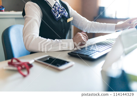 在公司工作的女員工 114144329