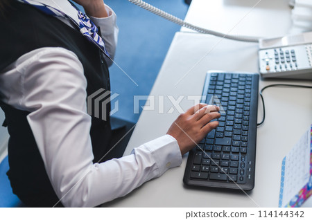 在公司工作的女員工 114144342