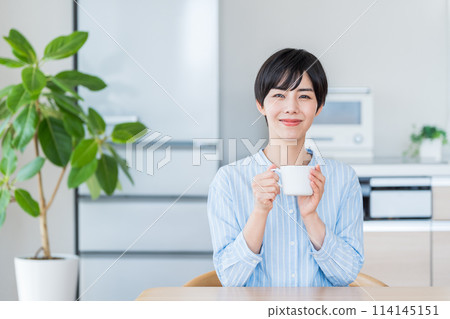 一個女人在客廳裡放鬆。 114145151