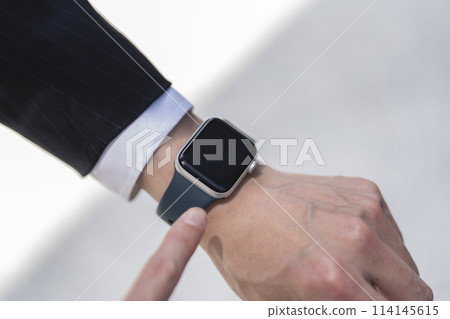 戴著智慧手錶的商人的手 戴著智慧手錶的商人的手 114145615