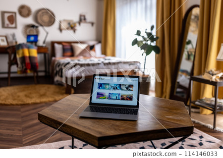 A stylish room with a pass-through 114146033