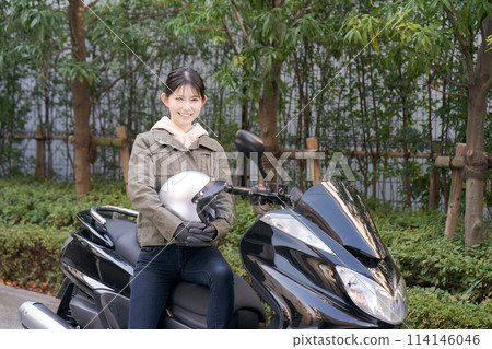 騎自行車的女人的肖像 騎自行車的女人的肖像 114146046
