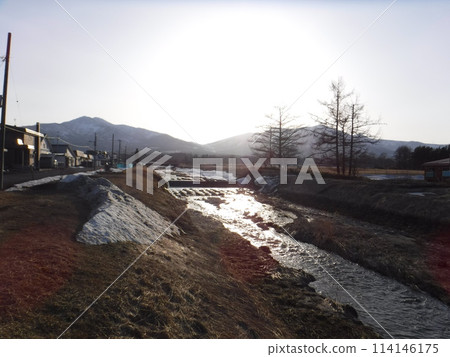 山腳下的河流倒映著 山腳下的河流倒映著 114146175