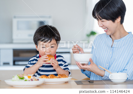 嬰兒和母親吃早餐。 114146424