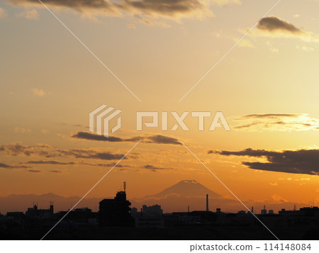 Orange evening sky and the silhouette of Mt. Fuji 114148084