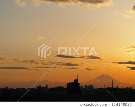 Orange evening sky and the silhouette of Mt. Fuji 114148085