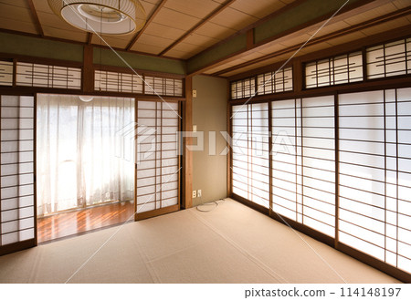 Showa-era Japanese house: Japanese-style room with veranda and transom Showa-era Japanese house: Japanese-style room with veranda and transom 114148197
