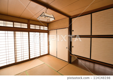昭和時代的日式房屋,附壁櫥的日式房間 昭和時代的日式房屋,附壁櫥的日式房間 114148198