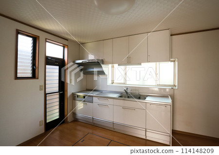 A Showa-era Japanese house with a system kitchen remodeled 20 years ago A Showa-era Japanese house with a system kitchen remodeled 20 years ago 114148209