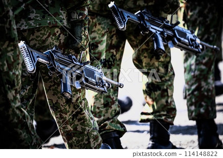 攜帶輕機槍的自衛隊軍官 114148822