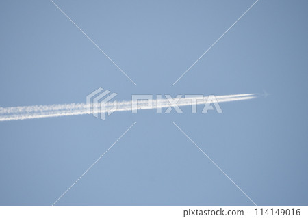Contrails that shine in the blue sky Contrails that shine in the blue sky 114149016