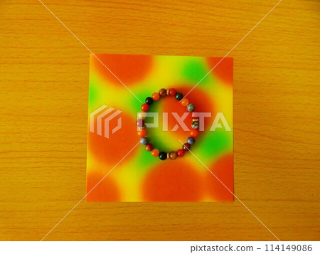 手工手鐲和彩色紙 手工手鐲和彩色紙 114149086