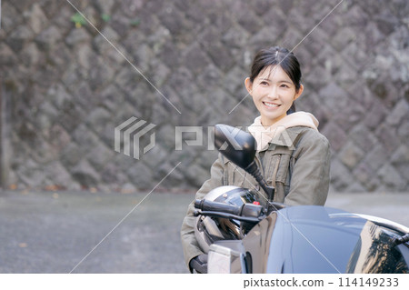 騎自行車的女人的肖像 114149233