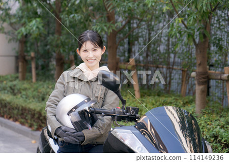 騎自行車的女人的肖像 114149236