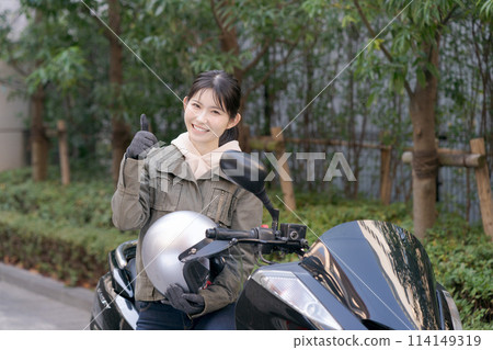 騎自行車的女人的肖像 騎自行車的女人的肖像 114149319