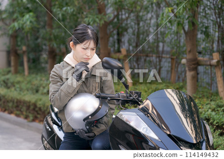 女騎車人表情困擾 114149432