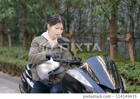 女騎車人表情困擾 114149433