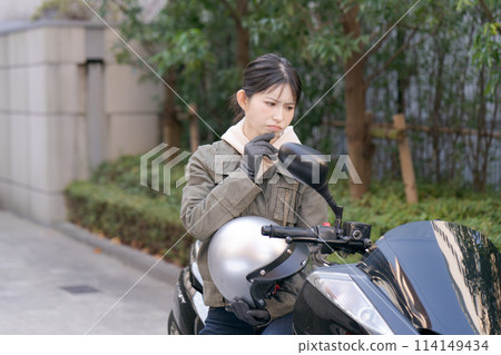 女騎車人表情困擾 114149434