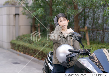 女騎車人表情困擾 女騎車人表情困擾 114149437