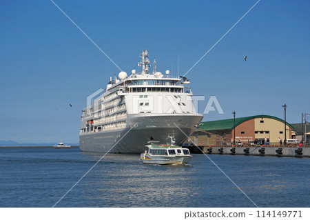 Cruise ship Silver Shadow and Otaru Maritime Sightseeing Ship Aobato Cruise ship Silver Shadow and Otaru Maritime Sightseeing Ship Aobato 114149771