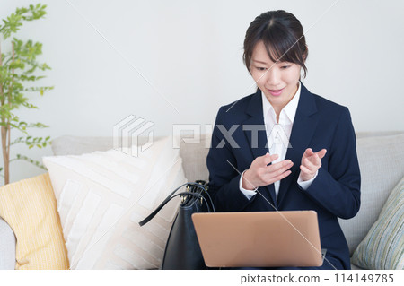 Working adults taking online classes Working adults taking online classes 114149785
